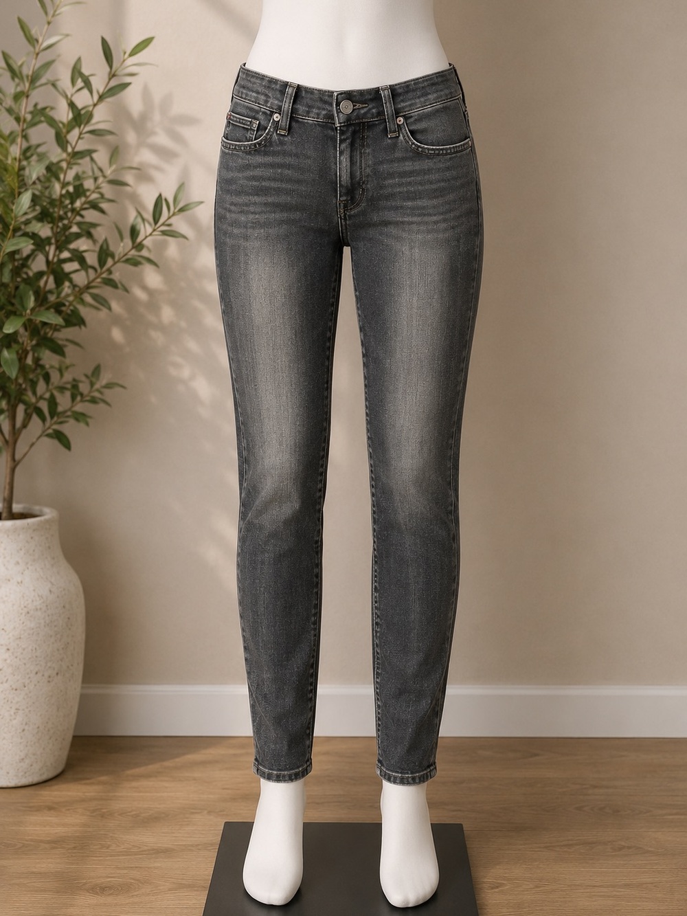 Black Tommy Hilfiger jeans
